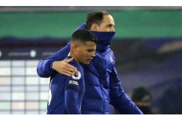 負傷中チアゴ・シウヴァ、喜び過ぎて階段を踏み外す 画像