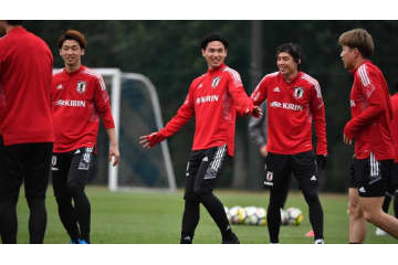 南野拓実に大迫勇也も！日本代表の「フットバレー」バトルがおもしろい 画像