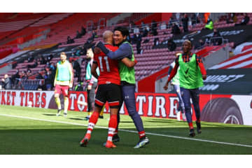 南野拓実、出場ナシなのにファン歓喜！ サウサンプトンでの「抱きつき」が話題に 画像