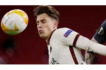 まるでドッジボール…ローマDF、ボールボーイの投球を顔に食らっていた 画像