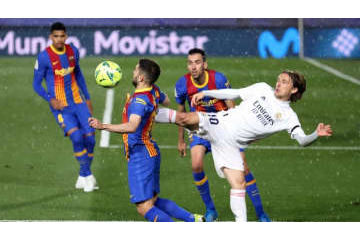 「抗議するの」 モドリッチ、クラシコ敗戦のバルサDFピケにおちょくり発言 画像