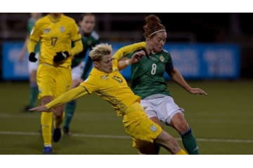 ウクライナ女子代表DFパンツラヤ、「ボール無視の体当たりブロック」が話題に 画像