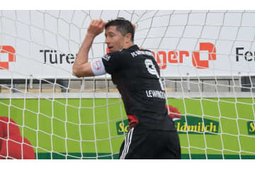 これはひどい…世界最強レヴァンドフスキ、本人も茫然の「赤っ恥シュート」がこれ 画像