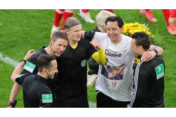 怪物ホーラン、いいやつ！ 引退する主審を「ユニフォーム交換」で感動させる 画像