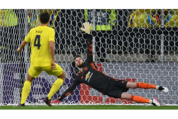 EL決勝でPK戦負け…デ・ヘアが残した「どっちに飛ぶかメモ」が話題 画像