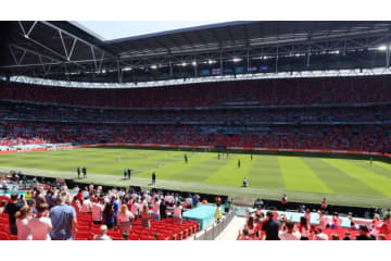 EURO2020、ウェンブリーのスタンドからファン落下…重体に 画像