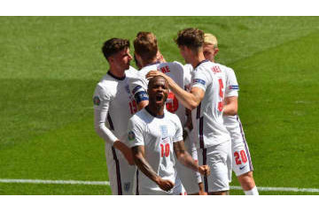 ミス・イングランドの美女ドクター、赤ドレスで代表を応援 画像