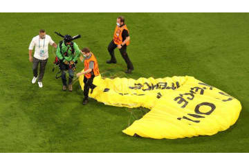 EURO2020の”パラシュート乱入者”、「狙撃される寸前」だった 画像
