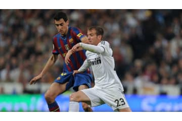 「彼の信用を潰せる」 ブスケツ、酷評のファンデルファールトをちくり 画像