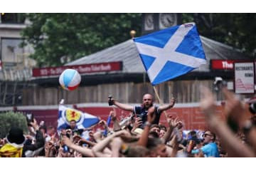 失点に怒るファン、テーブルを蹴って空振り。SNSでバズる 画像