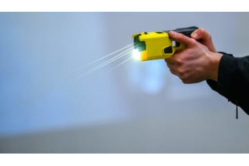 スタンガンと顔面蹴りで元プレミア選手を死亡させる…警官に懲役8年の判決 画像