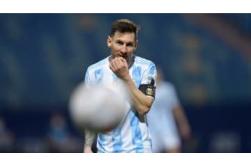 “チビ”メッシはスペクタクルだ！ 同じく「優勝経験なし」のロナウドが絶賛する 画像