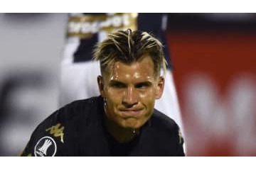 「キーパー不在のゴール前5mから宇宙開発」最悪のシュートミスが話題 画像