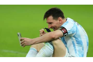 契約なしメッシ、バルセロナに戻る…ファンにサインする 画像