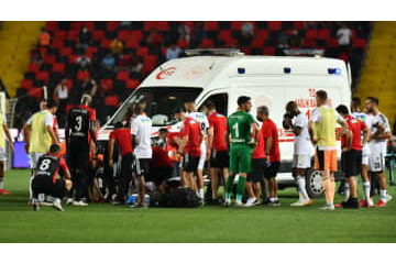 ベシクタシュ選手、試合中に倒れて一時騒然…病院に搬送される 画像