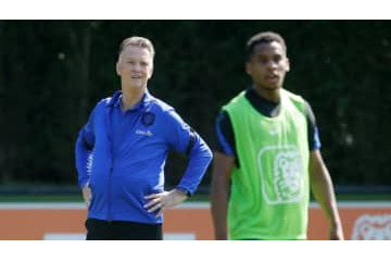 「ワクチン打った？陰謀論者じゃないね」70歳ファンハール監督、20歳若手と握手 画像