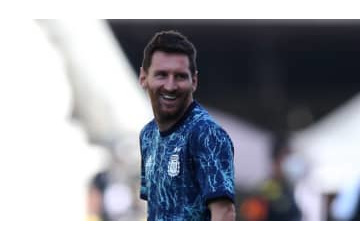 メッシ、乱入して確保された少年への「神対応シーン」がこれ 画像