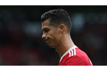 敗戦にイラッ！？ ロナウド、CKフラッグに「パンチ」して帰る 画像