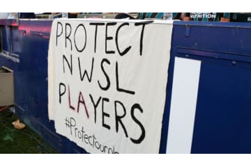 米女子サッカー、指導者の性的虐待に抗議…試合を中断し「円陣」作る 画像