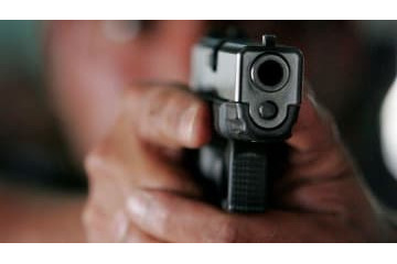 選手とファンが乱闘！警察の「ピストル9発」発射が話題に 画像