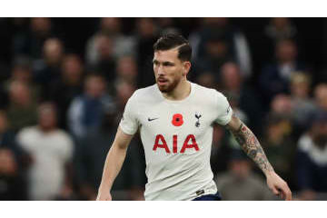 トッテナムMFホイビュア、ユナイテッド戦後に「倒れたファンを助けていた」 画像