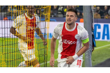 違うボールがポスト衝突のアヤックスFW、「股間ギプス」が話題 画像