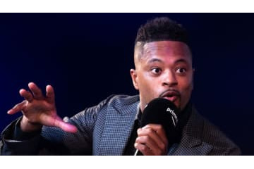 エヴラ、オールド・トラッフォードの芝を食べる 画像