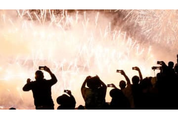 勝利を祝うファンの「花火が大爆発」驚愕の瞬間が撮影される 画像