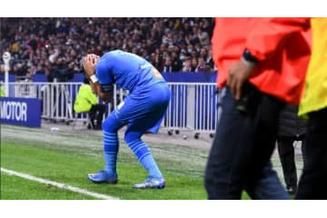 これは悪質…パイェット、投げ込まれたボトルで頭負傷…試合打ち切り 画像