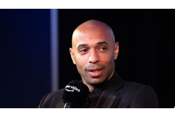 エムバペと2ショットのアンリ、私服で 「キャプテン翼」を着る 画像