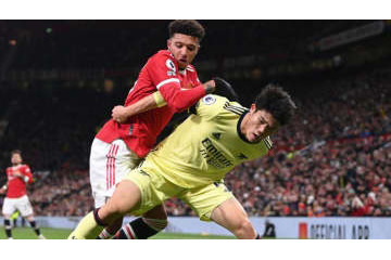 冨安健洋、ブルーノ・フェルナンデスをブロック！カウンターを防ぐ 画像