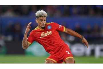 ナポリDF、ホームレスにピザを配る 画像