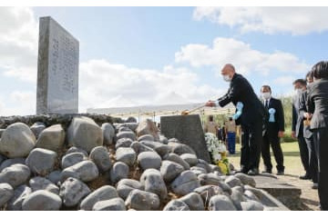 日米、激戦地・硫黄島で合同慰霊 画像