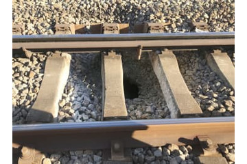 線路下の砕石陥没で運休 画像