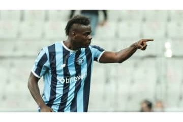 バロテッリ、ゴールした若手の頭を蹴る 画像