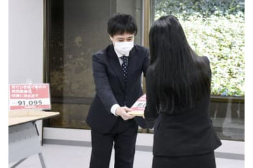 ひき逃げ時効撤廃求め署名提出 画像