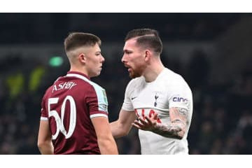 トッテナム対ウェストハム、ファンが路上で大乱闘 画像