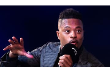 サンタになったエヴラが踊り狂う、そして転ぶ 画像