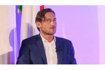 8人制で現役のトッティ、とんでもないミドルを叩き込む 画像