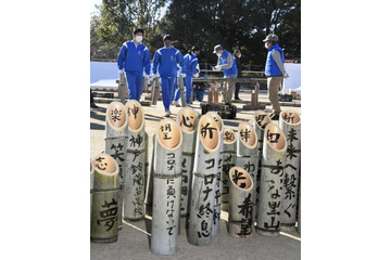 神戸で竹灯籠に願い書き入れ 画像