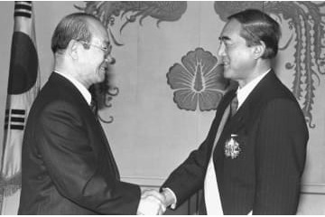 ＜あのころ＞初の日韓首脳会談 画像