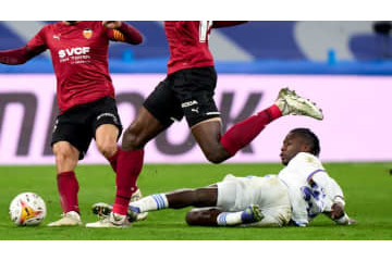 19歳カマヴィンガ、なぜか反則じゃなかった「2人潰しタックル」がこれ 画像