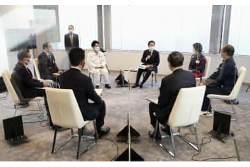 首相、自動車整備士と車座 画像