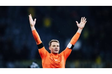 ノイアー、なんと相手監督とユニフォーム交換！「伝説の帽子」を手に入れる 画像