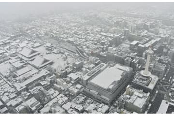 古都の街並みに大雪、白一面 画像