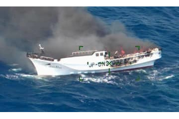 那覇沖で漁船火災、8人全員救助 画像