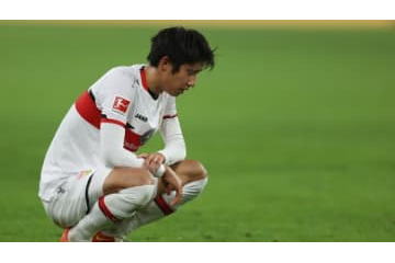 これはつらい…シュトゥットガルト伊藤洋輝、悲運のオウンゴールシーン 画像