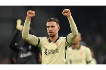 リヴァプール主将、怒る！女性ファンにあげたユニフォームを子連れサポが強奪 画像