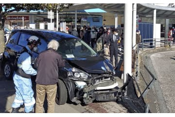 JR逗子駅前で車乗り上げ 画像