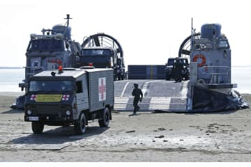 陸自、津波のけが人想定し訓練 画像